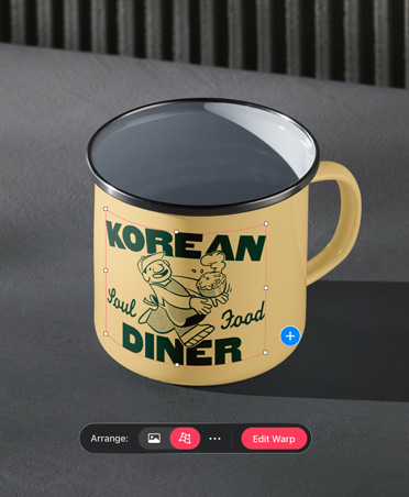Korean Diner라는 로고가 초록색으로 새겨진 노란색 금속 캠핑 컵의 사진과 그 하단에 열려 있는 뒤틀기 도구
