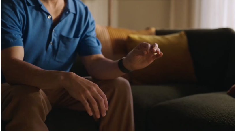Eine Person, die ihren Zeigefinger und Daumen zusammentippt, um auf der Apple Vision Pro etwas auszuwählen.