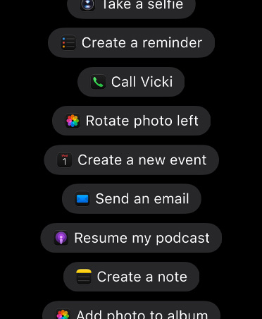 Écran avec des requêtes demandant à Siri AI d’agir dans des apps, notamment Prends un selfie, Crée un rappel, Appelle Sophie, Fais pivoter la photo vers la gauche, Crée un nouvel évènement, Envoie un e-mail, Reprends la lecture de mon podcast, Crée une note, Ajoute une photo à l’album